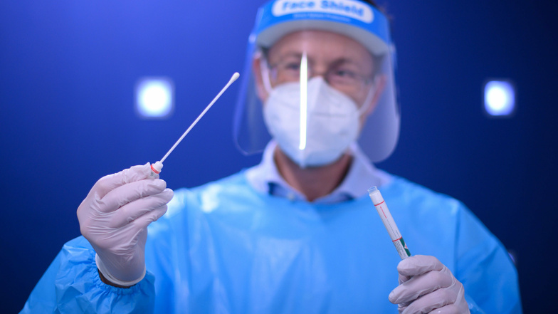 Ein Arzt zeigt einen Coronavirus-Test
