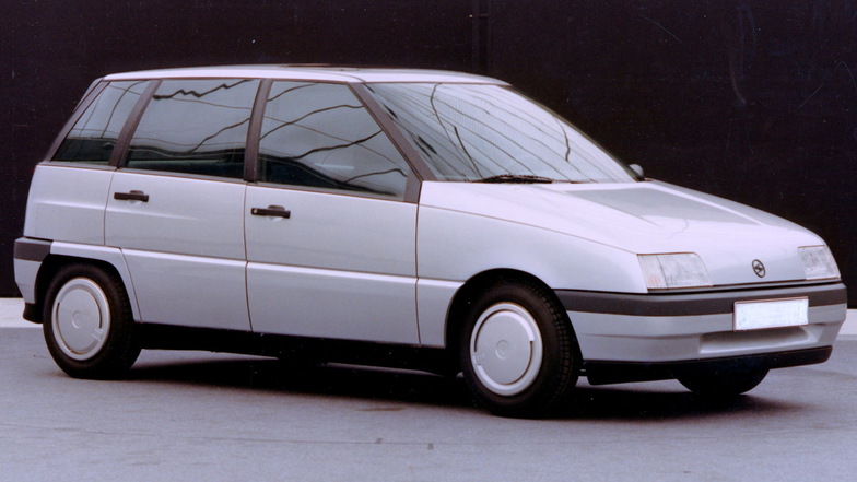 Seltenes Bildmaterial des X03: Laut Kittler stellte VW-Konzernchef Carl H. Hahn dem DDR-Außenhandelsminister Ende 1988 einen dreitürigen Entwurf mit Sachsenring-Logo vor. Das hier ist die fünftürige Variante.