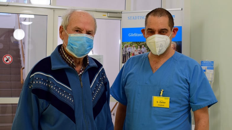Blutdruckpatient Heinz Starke mit Chefarzt Dr. Stefan Zeller.