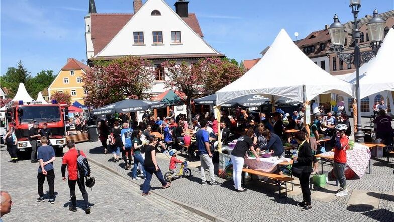 Gegen Mittag füllt sich der Rothenburger Markt zusehends mit den Teilnehmern an der ersten Sternradfahrt.
