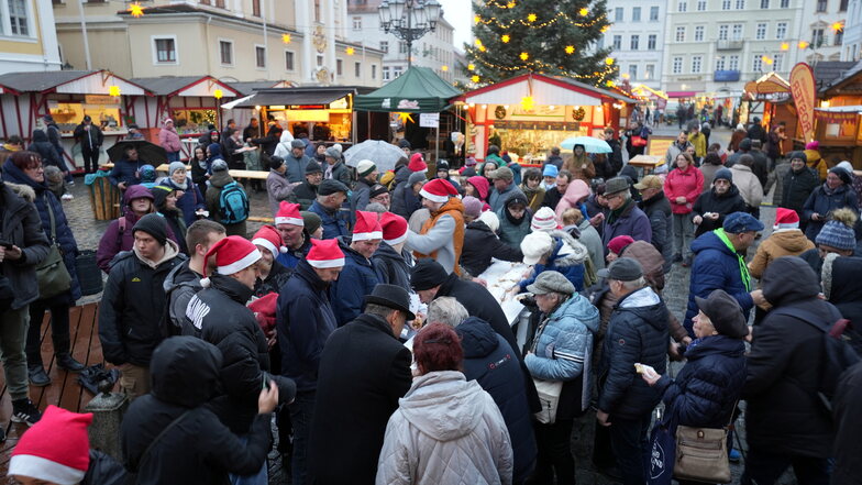Der Löbauer Weihnachtsmarkt eröffnete Donnerstagnachmittag.