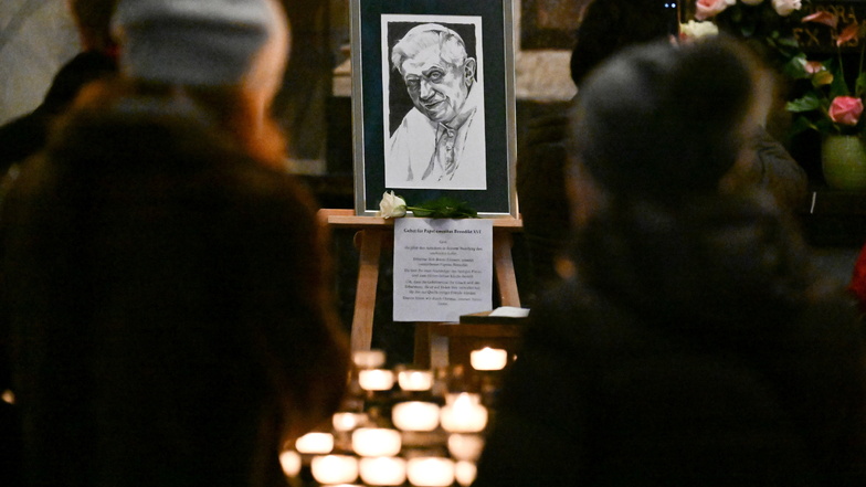 Gläubige beten für den emeritierten Papst Benedikt XVI. im Kölner Dom.