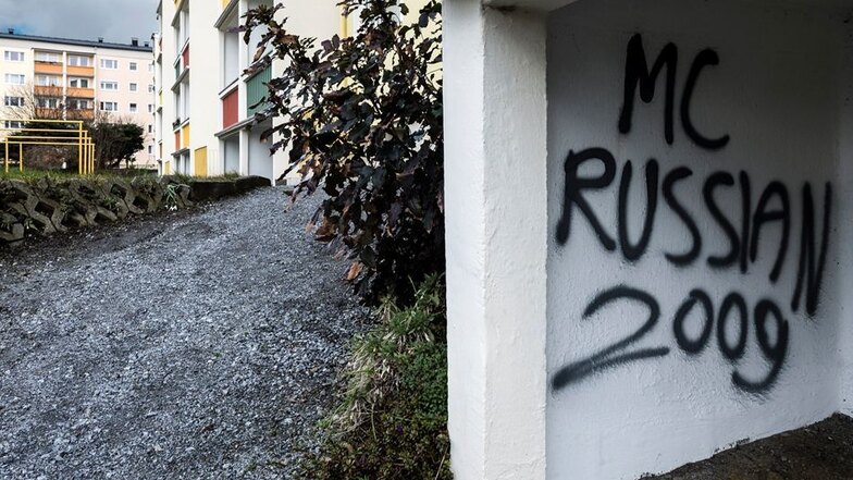Tatort Bischofswerda Süd: An frisch sanierte Blocks wurden Graffitis unter die Balkone gesprüht.