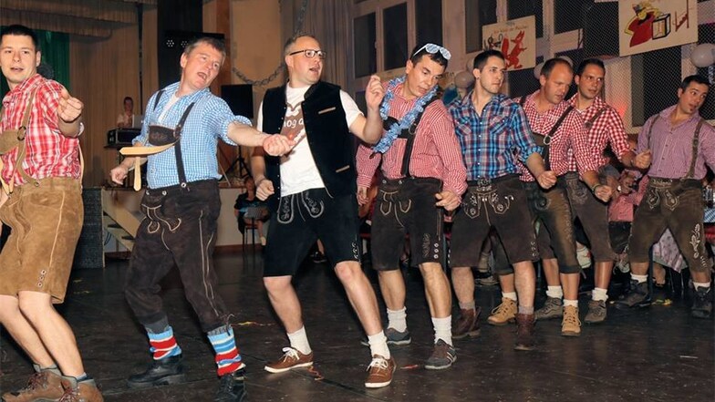 Die Eröffnungsveranstaltung des Faschingsvereins Schönau-Berzdorf in der Mehrzweckhalle Dittersbach am 11.11 bot viel Tanz von Männern.Bernd Gärtner