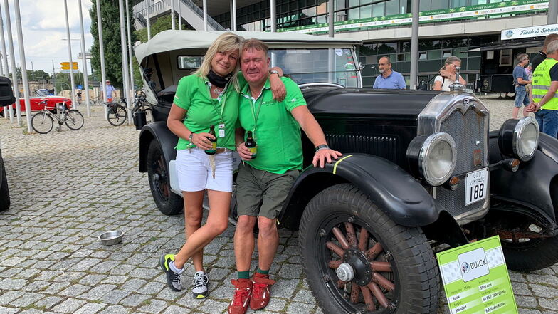 Geschafft, aber glücklich: Silke Haller und Jens Seidel aus Radebeul mit ihrem Buick, Baujahr 1926, im Ziel in Dresden bei der Rallye Sachsen Classic.