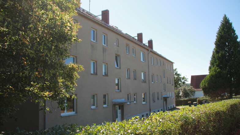 Dieser graue, stark sanierungsbedürftige Wohnblock an der Dorfstraße in Lübau ist fast unbewohnt.