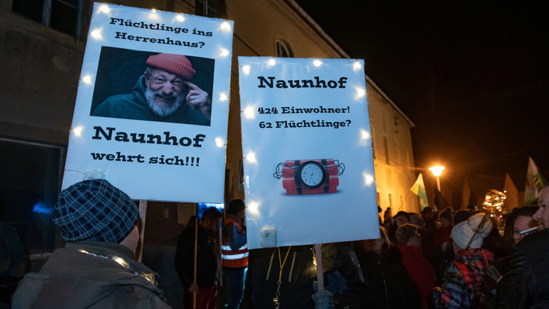 In Naunhof bei Radeburg demonstrierten am Montagabend über 1.000 Menschen gegen das Flüchtlingsheim, das im Herrenhaus eingerichtet werden soll.