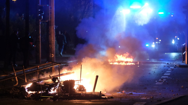 Eine Barrikade brennt auf einer Kreuzung in Connewitz.