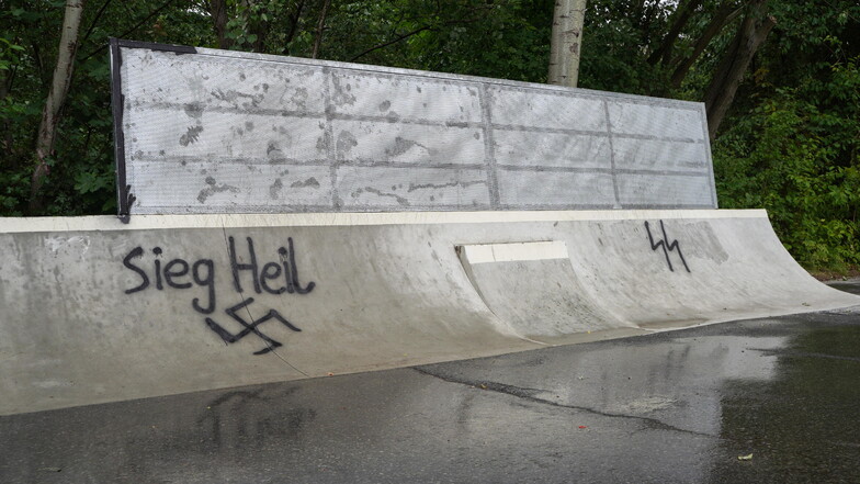 Unbekannte haben die Hindernisse im Bautzener Skatepark mit rechtsextremen Parolen und Symbolen beschmiert.