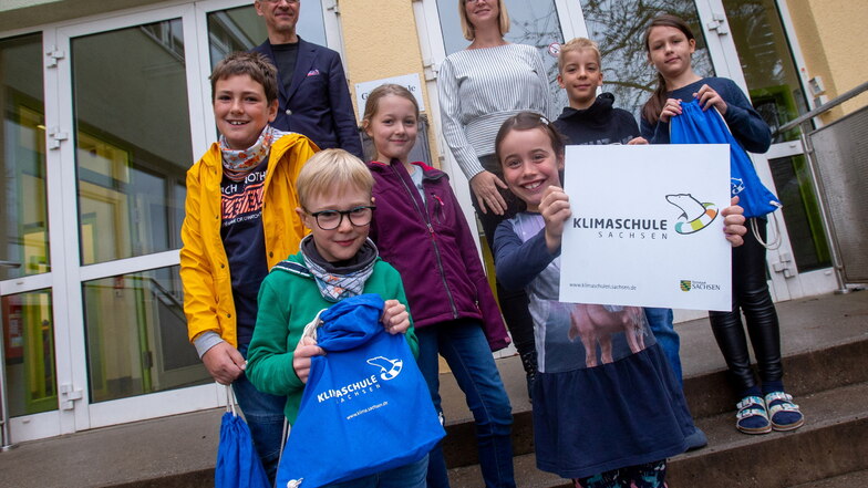 Die Grundschule Graupa darf jetzt den Titel "Klimaschule" tragen. Darüber freuen sich Schulleiter Holger Häse, Klimalehrerin Annett Biermann und die Schüler.