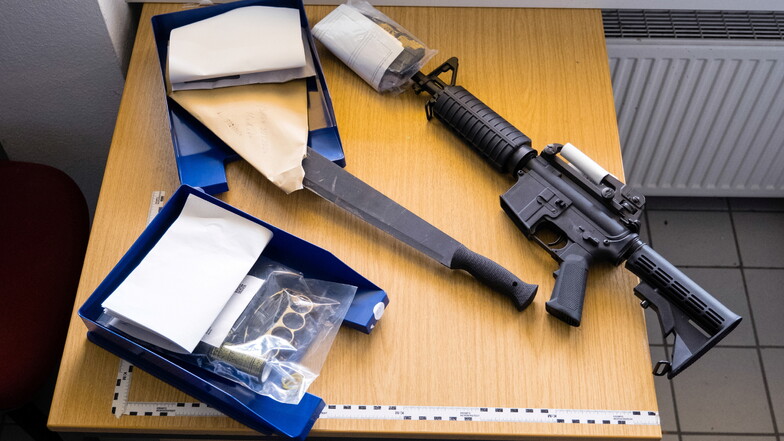Schlagring, Machete und Softair-Gewehr, drei Dinge aus der Asservatenkammer der Bundespolizei Ludwigsdorf.