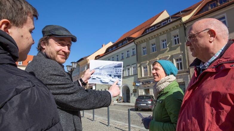 Michael Melerski (l.) und Alexandra Wegbahn sind hier gerade mit einem Foto aus DDR-Zeiten mit Norbert Schnabel (r.) und einem Teilnehmer der Workshop-Reihe "DDR-Geschichte - nalogo!" unterwegs in Kamenz.