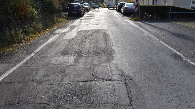 Im Gegenlicht zeigt sich deutlich der Flickenteppich auf der Staatsstraße im Molchgrund in Schmiedeberg.
