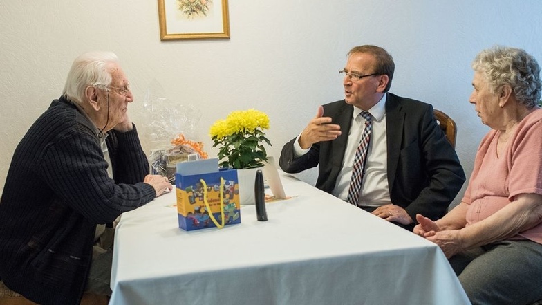 Bei Hans und Gertraude Laurich macht der Heidenauer Bürgermeister einen Geburtstagsbesuch.