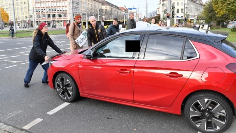 Ein Autofahrer soll versucht haben, die "Klima-Blockade" in Dresden am Donnerstagmorgen zu durchbrechen. Der Mann wurde von der Polizei gestoppt.
