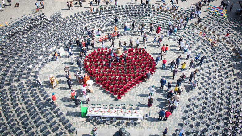 Erneut standen Hunderte leere Stühle auf dem Dresdner Neumarkt, in der Mitte ein rotes Herz - ebenfalls aus Stühlen.