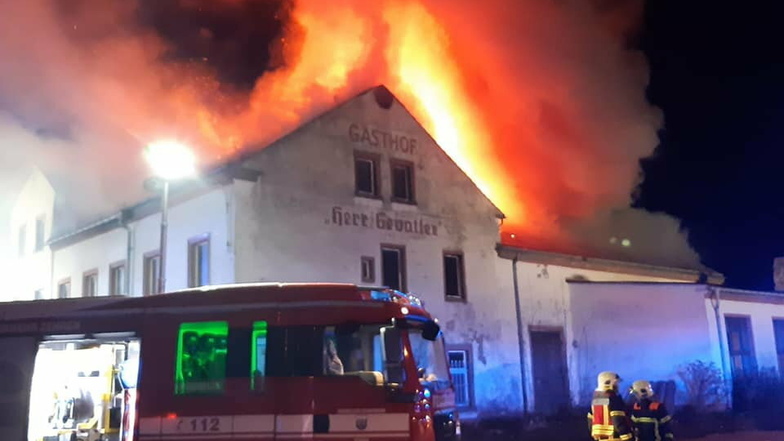 Der Dachstuhl des Gasthofs "Herr Gevatter" in Wölkisch (Gemeinde Diera-Zehren zwischen Meißen und Riesa) ist am 12. Dezember komplett abgebrannt.