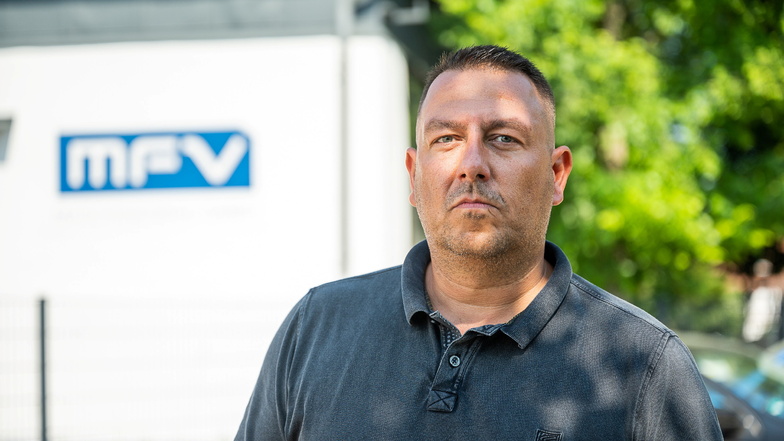 Roman Broshin, geschäftsführender Gesellschafter der MFV Maschinenbau GmbH, steht vor seiner Firma auf der Neusiedler Straße in Altweinhübel.