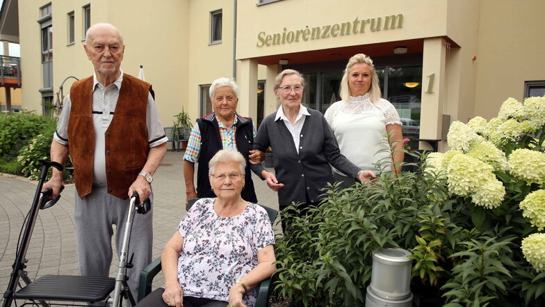 Sie fühlen sich wohl im Seniorenzentrum Elstra: Ehrenfried Helaß, Barbara Bluhm, Ursula Jüptner, und Christa Hoffmann (v. l.). Heimleiterin Daniela Gnauck (r.) freut sich, dass die Nachfrage nach Plätzen nicht nachlässt.