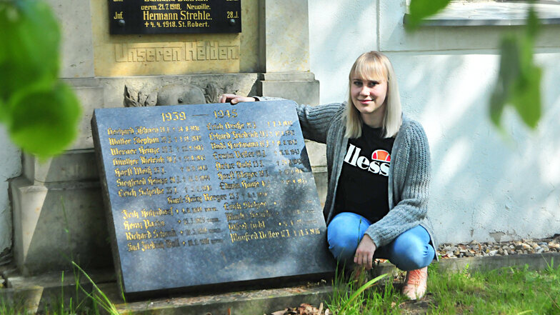 Laura Winkelmann auf dem Friedhof Görzig an der Tafel der Gefallenen aus dem Zweiten Weltkrieg. Sie wurde erstaunlicherweise schon kurz nach 1945 aufgestellt.