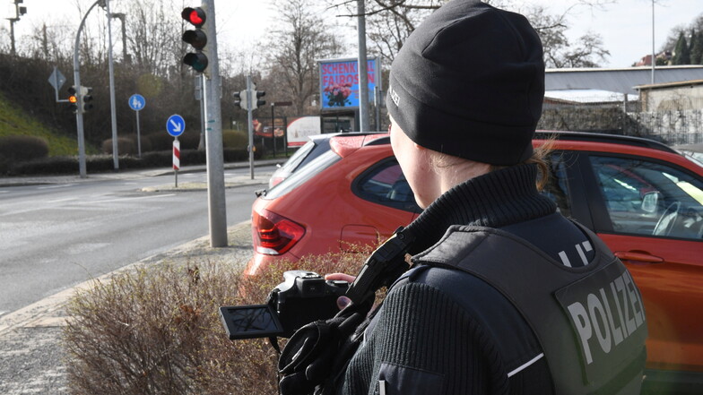Polizeikommissarin May vom Freitaler Revier hat mit ihrer Kamera die Ampel an der Carl-Thieme-Straße im Blick.