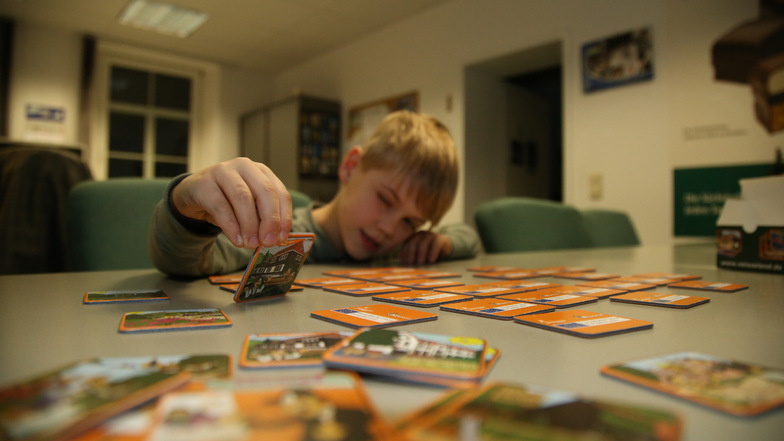 Der fünfjährige Anton spielt gern mit dem neuen Memory-Spiel, das der Nieskyer Cartoonist Kümmel im Auftrag der TGG Neißeland entworfen hat.