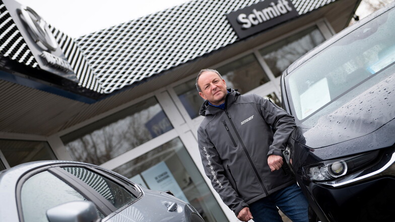 René Habermann, Serviceleiter im Autohaus Schmidt Großenhain, hat noch Autos auf Lager. Neue Fahrzeuge lässt das Autohaus nur fertigen, wenn ein Kaufvertrag vorliegt.