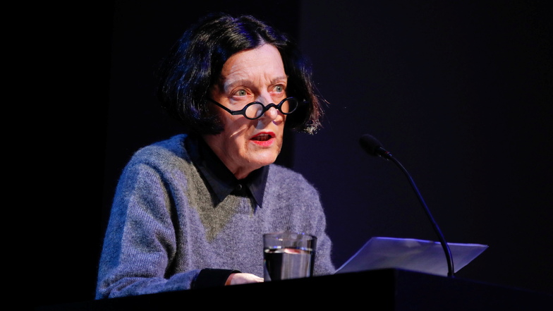 Schriftstellerin Herta Müller liest bei "Sprachlos die Sprache verteidigen: Lesung für die Ukraine" im Maxim Gorki Theater in Berlin.