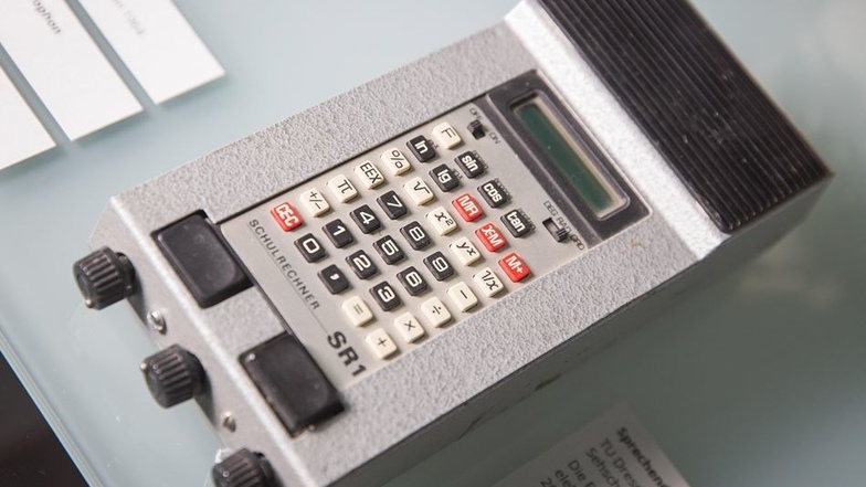 Den kannte wirklich jedes DDR-Schulkind: den Taschenrechner SR1. Vom Staat subventioniert und für 123 Mark verkauft, war er ab Mitte der 1980er-Jahre Standard im Mathematikunterricht. An der TU Dresden wurde damals eine Variante für Blinde entwickelt. Der