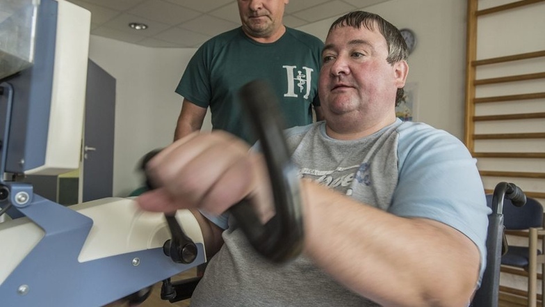 René Rackebrandt kam mit einem Gewicht von 185 Kilogramm nach Pulsnitz in die Schlossklinik. Nun trainiert er unter anderem auf dem Fahrrad-Ergometer, um abzunehmen. Begleitet wird er dabei vom Sporttherapeuten Pedro Liebsch.