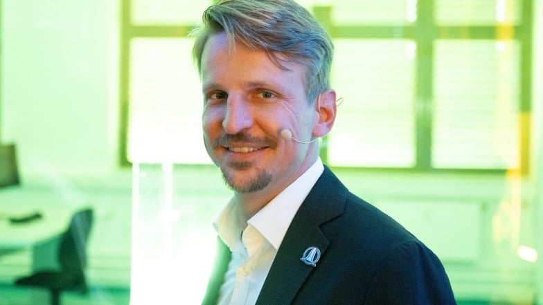 Daniel Bock, CEO von Morpheus Space GmbH, bei der Eröffnung in der neuen Produktionsstätte für Satellitenantriebe der Morpheus Space GmbH in Dresden.