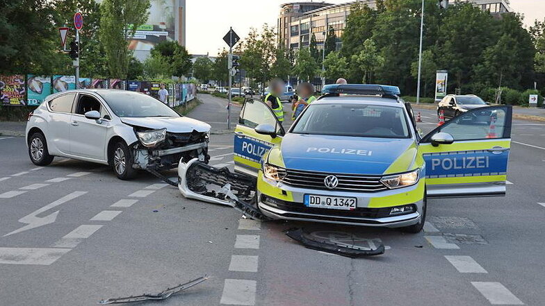 Unfall mit Streifenwagen in Leipzig - zwei verletzte Polizisten