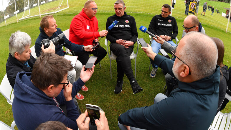 Im Trainingslager stellt sich Dynamos Sportgeschäftsführer Ralf Minge (M.) den Fragen der Medienvertreter, darunter SZ-Sportredakteur Daniel Klein (3. v. l.). 