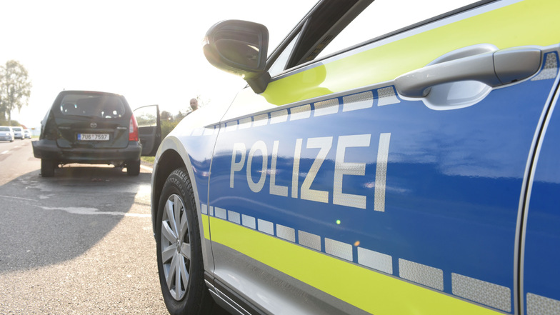 Mit mehreren Fahrzeugen und Hundeführern war die Polizei am Mittwoch Vormittag zur Durchsuchung eines Hauses in Zinnwald.