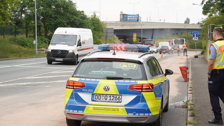 Unter anderem an der Riesaer Elbbrücke war eine Fahrspur verunreinigt. Die Polizei hatte eine Fahrspur gesperrt, Feuerwehrleute streuten Mittel, um die verunreinigte Fahrbahn abzustumpfen.