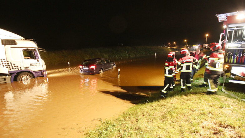 Die Straße zwischen Leisnig und Hartha in Minkwitz musste über Stunden gesperrt werden. Wasser und Schlamm stürzten auf die Straße und machten sie unpassierbar. Mindestens ein Laster und drei Autos blieben darin stecken.