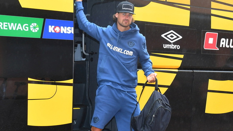 Ganz in Blau: Yannick Stark steigt am Donnerstag in der neuen Kollektion aus dem Mannschaftsbus.