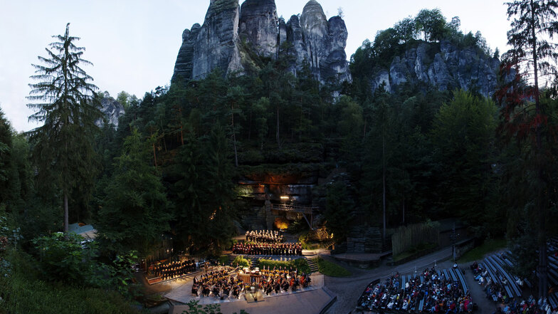 Tausende erleben jedes Jahr die Aufführungen unter freiem Himmel auf der Felsenbühne, hier Carmina Burana von Carl Orff.