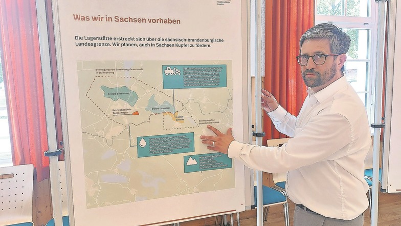 Bei einem Bürgerforum in Schleife stellte KSL-Geschäftsführer Blas Urioste im Juni 2023 Pläne zum Kupferabbau in der Lausitz vor. Die Landesdirektion sieht das differenziert.