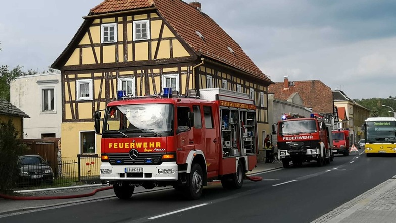 Die Feuerwehr rückte zu einem Haus an der B99 in Hirschfelde aus, wo ein Holzbalken brannte.