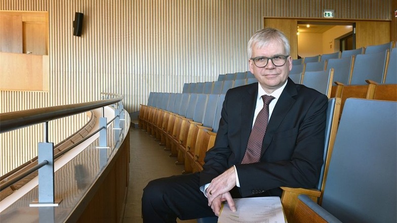 Finanzbürgermeister Hartmut Vorjohann sitzt schon mal Probe: im Gästebereich.