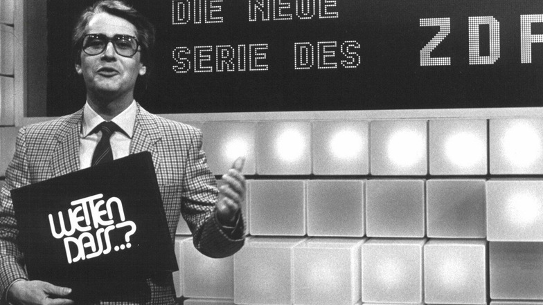 Showmaster Frank Elstner hält während der ersten Ausgabe von "Wetten, dass ..?" am 14.02.1981 das Sendungslogo in der Hand. Er hat die Sendung erfunden.