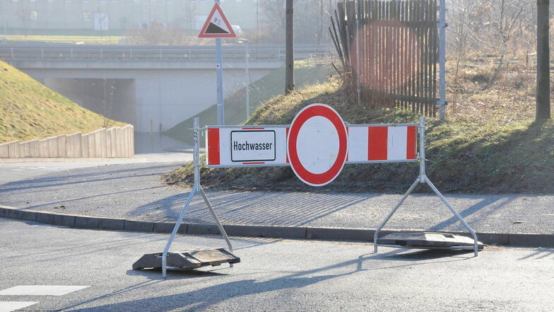 Elbnahe Straße zwischen Pirna und Heidenau gesperrt