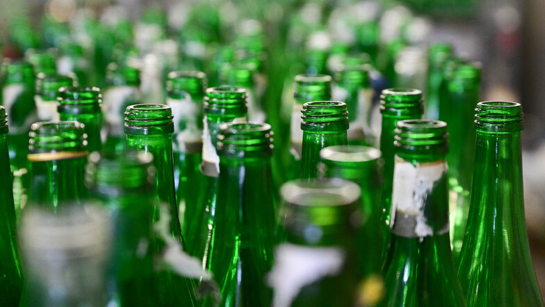 1-Liter-Weinflaschen stehen im Spülzentrum für Wein-Pfandflaschen in Möglingen auf einem Band. In Zukunft sollen auch 0,75-Liter-Flaschen wiederverwendet werden.