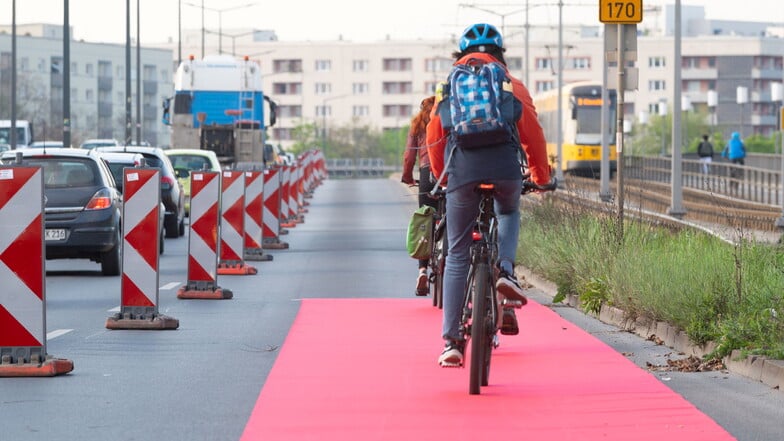 Mit einer Sondersitzung des Stadtrates soll der Radweg auf der Carolabrücke nun doch noch verhindert werden.