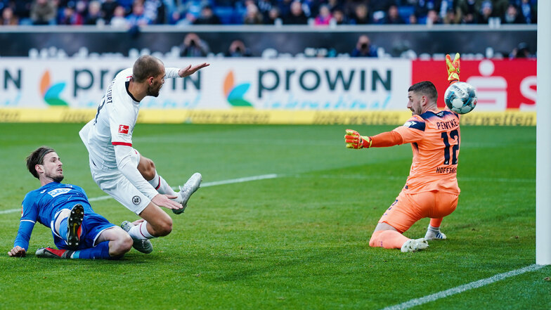 Diesen Treffer kann der Torwart nicht verhindern.Bas Dost (M.) von Eintracht Frankfurt überwindet Hoffenheims Torwart Philipp Pentke.