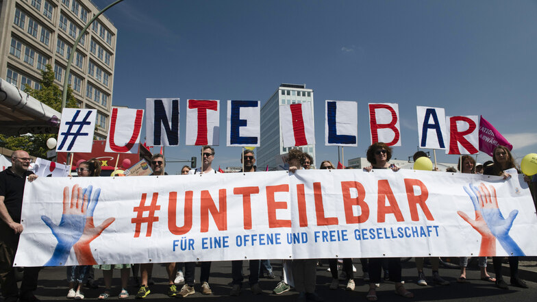 Das Bündnis "Unteilbar" veranstaltet am 24. August eine große Demo in Dresden. Der Auftakt der bundesweiten Aktion war in Berlin und Leipzig.