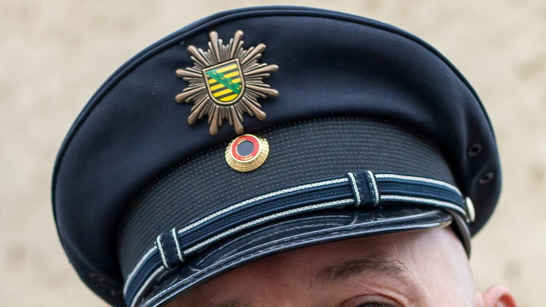 Symbolfoto: Eine Polizisten-Uniform ist schnell gefälscht, und auf den ersten Blick wohl glaubwürdiger als erwartet.