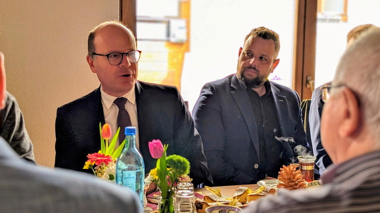 Der Chef der Sächsischen Staatskanzlei Oliver Schenk (links), besuchte auf Einladung des CDU-Landtagsabgeordneten Sebastian Fischer (rechts) Diesbar-Seußlitz, um mit Bauern, Fischern und Winzern ins Gespräch zu kommen.