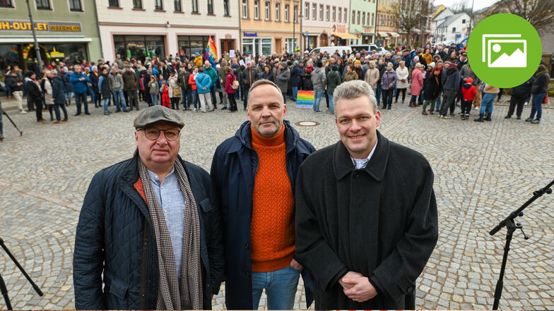 Waldheims Bürgermeister Steffen Ernst, Mittelsachsens Landrat Dirk Neubauer und Superintendent von Leisnig-Oschatz Sven Petry (von links) auf der Demonstration für Demokratie.